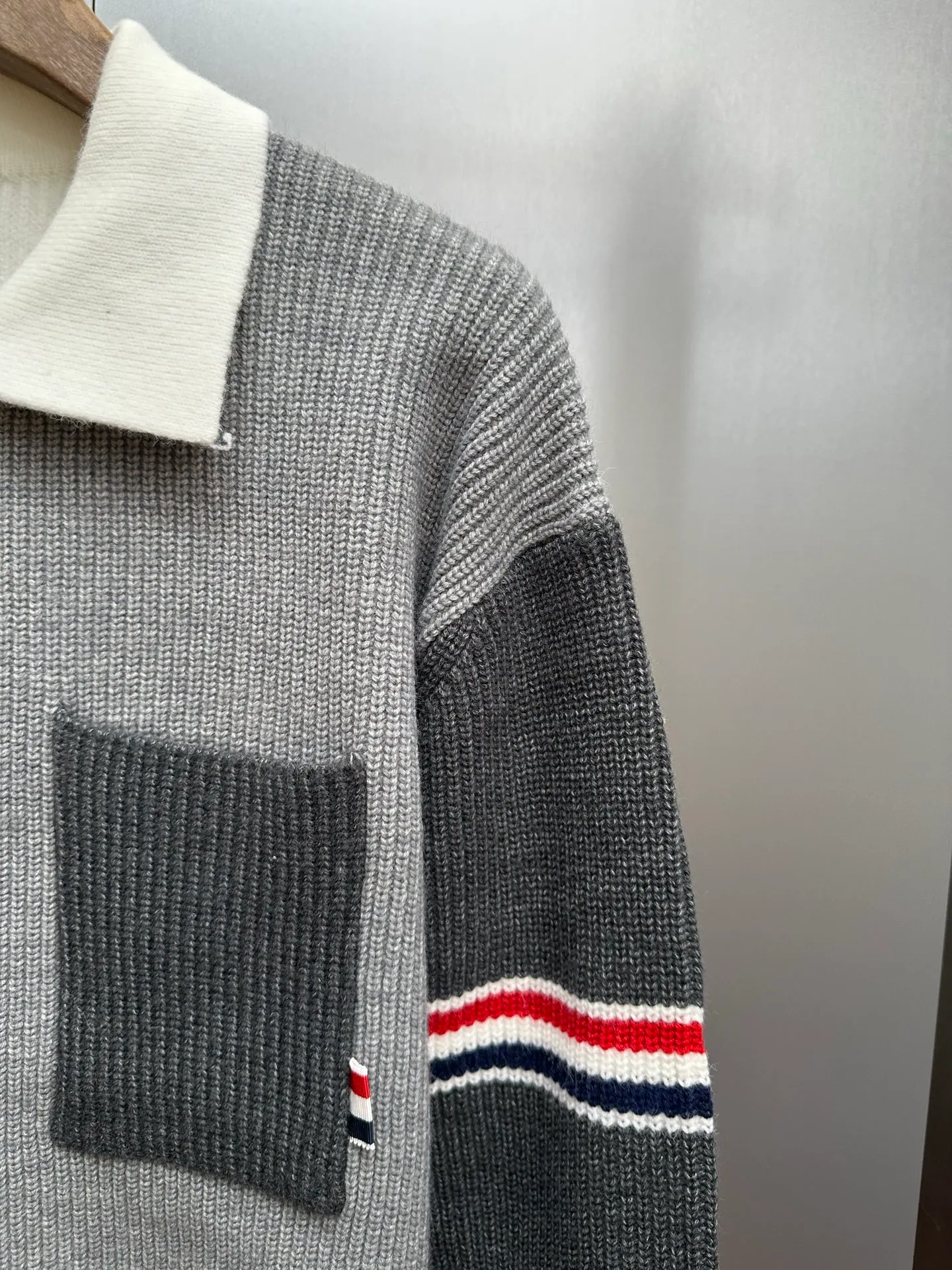 🔥P190💰Thom Browne Polo 1:1 ， ， ， 。 Light Gray ， Cream White Polo ，Retro 。Gold ， ； Classic ， 。 ， ， ， ， 、 。 size：M-4XL